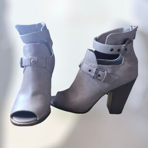 G by Guess  Excellent Gently Used Condition  Peep Toe Shoes Size 9